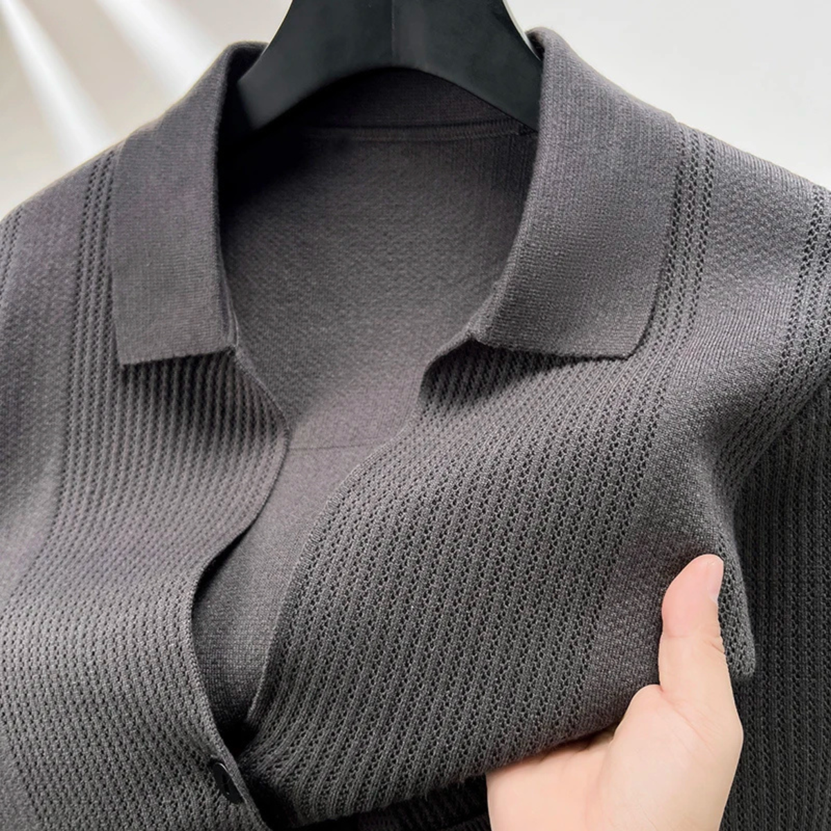 VogeLuxe | Gilet en maille pour homme avec col chemise 4