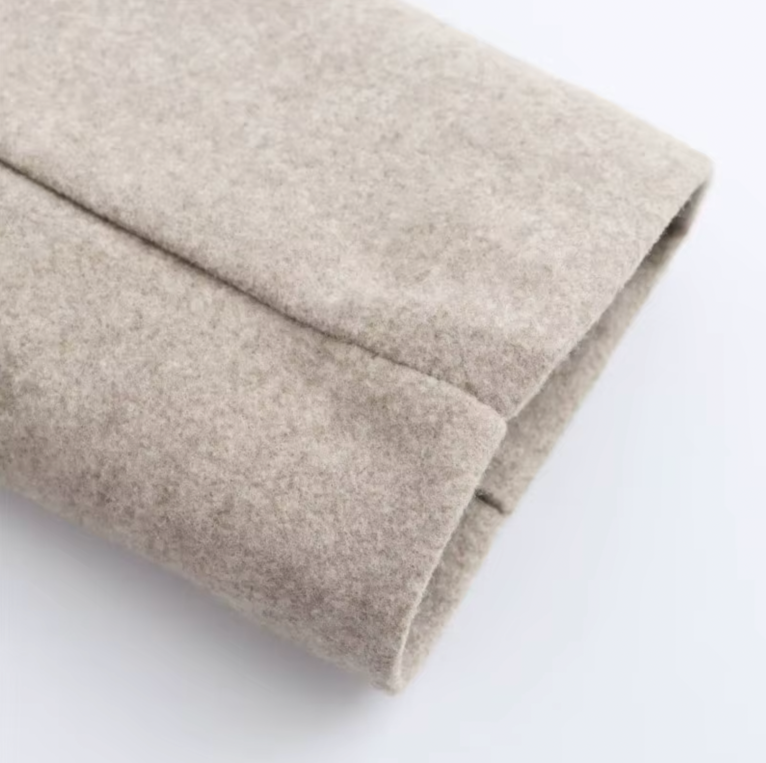 VogeLuxe | Manteau long ceinturé pour femme avec col en fausse fourrure 2