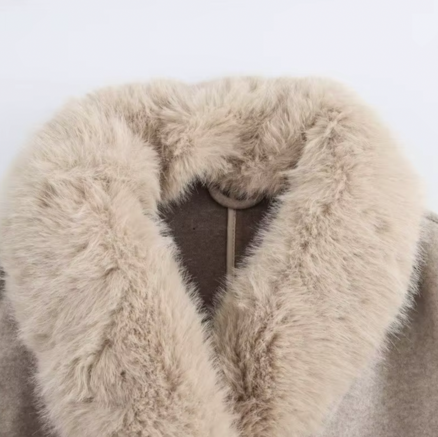 VogeLuxe | Manteau long ceinturé pour femme avec col en fausse fourrure 3
