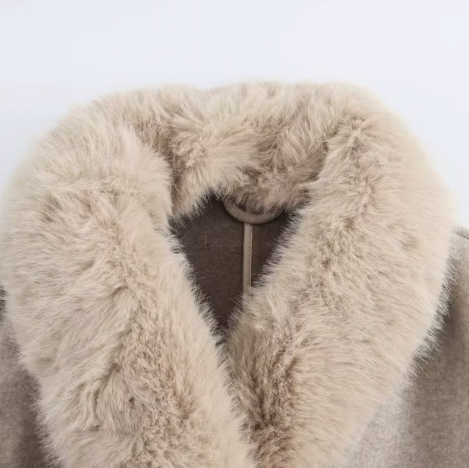 VogeLuxe | Manteau long ceinturé pour femme avec col en fausse fourrure 3