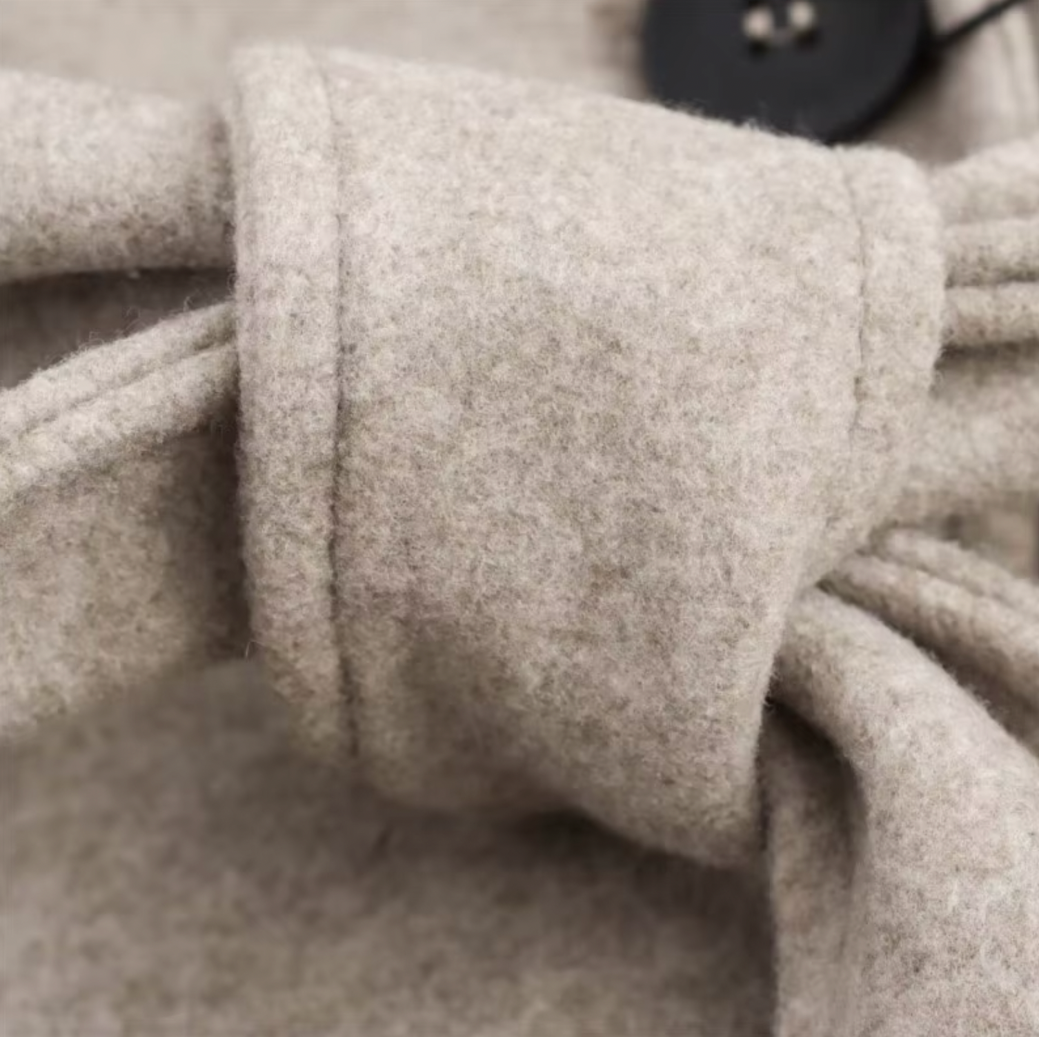 VogeLuxe | Manteau long ceinturé pour femme avec col en fausse fourrure 4