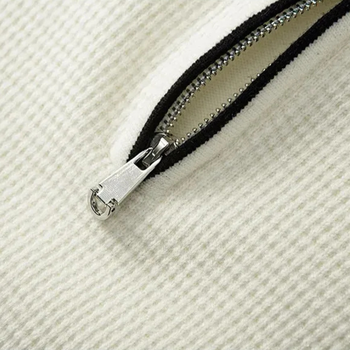 VogeLuxe | Pull en polaire texturée pour homme avec col zippé. 3