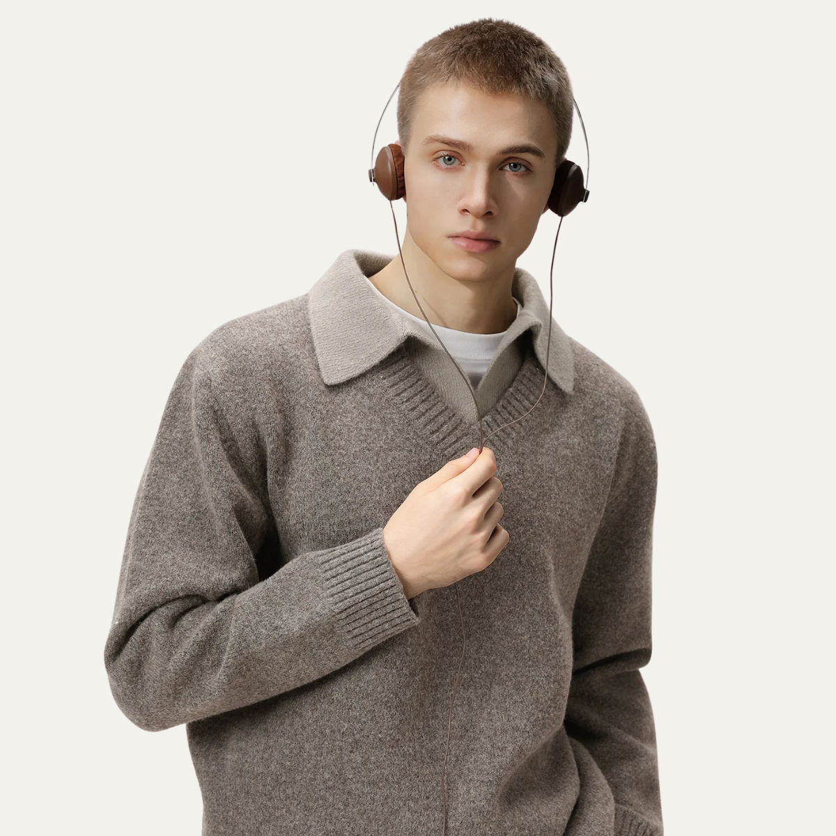 VogeLuxe | Pull homme à col en V et col superposé 7