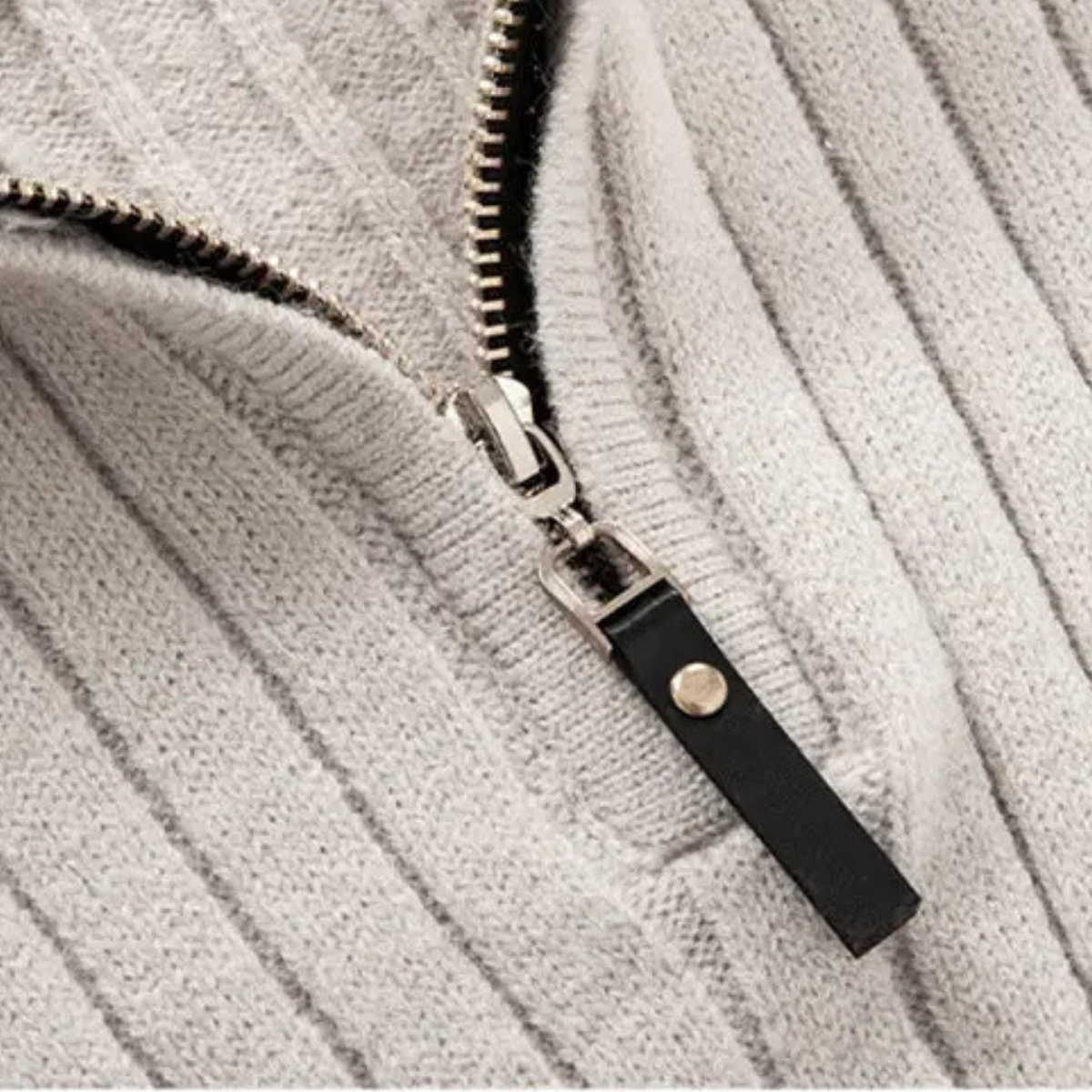VogeLuxe | Pull homme à col montant zippé et coupe ajustée 3