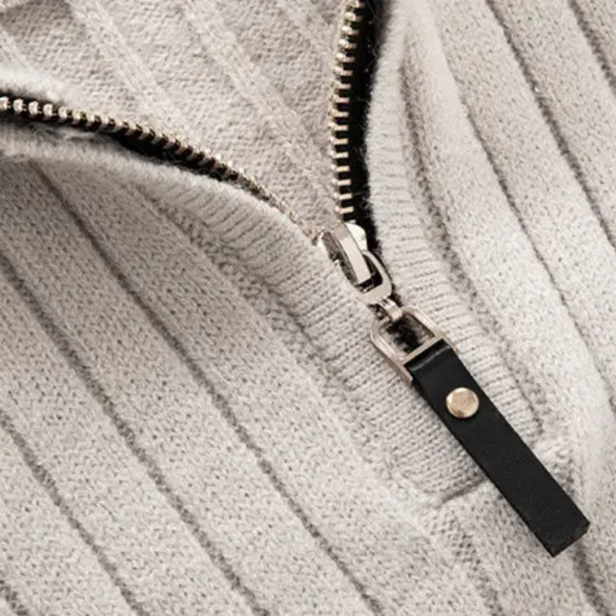 VogeLuxe | Pull homme à col montant zippé et coupe ajustée 7