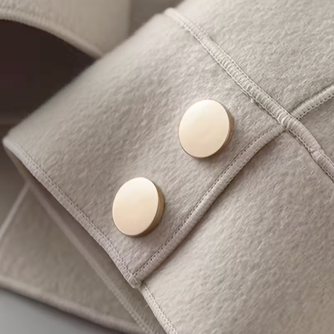 VogeLuxe | Veste blazer courte à boutons dorés pour femme 8