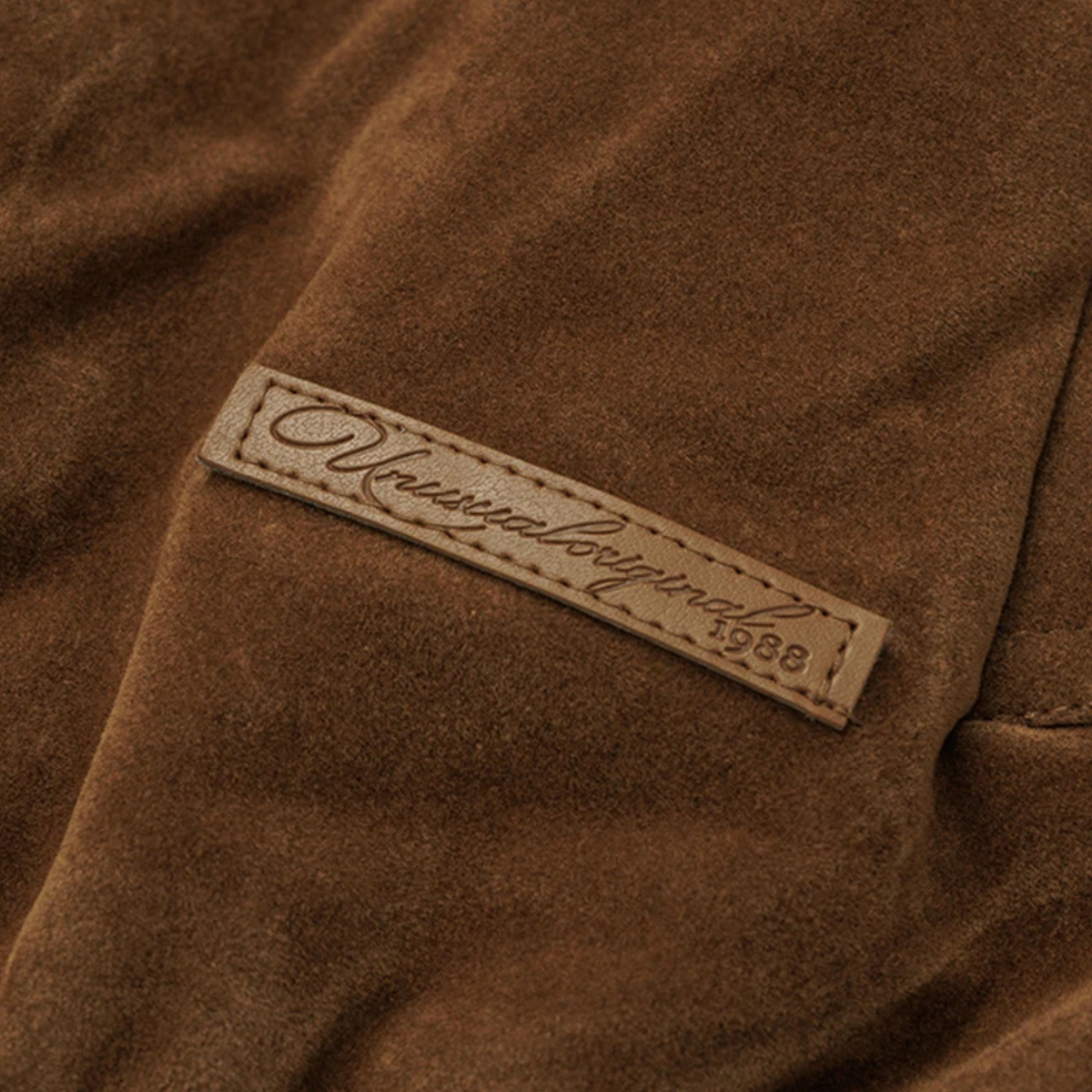 VogeLuxe | Veste bomber carrée en daim pour homme 2