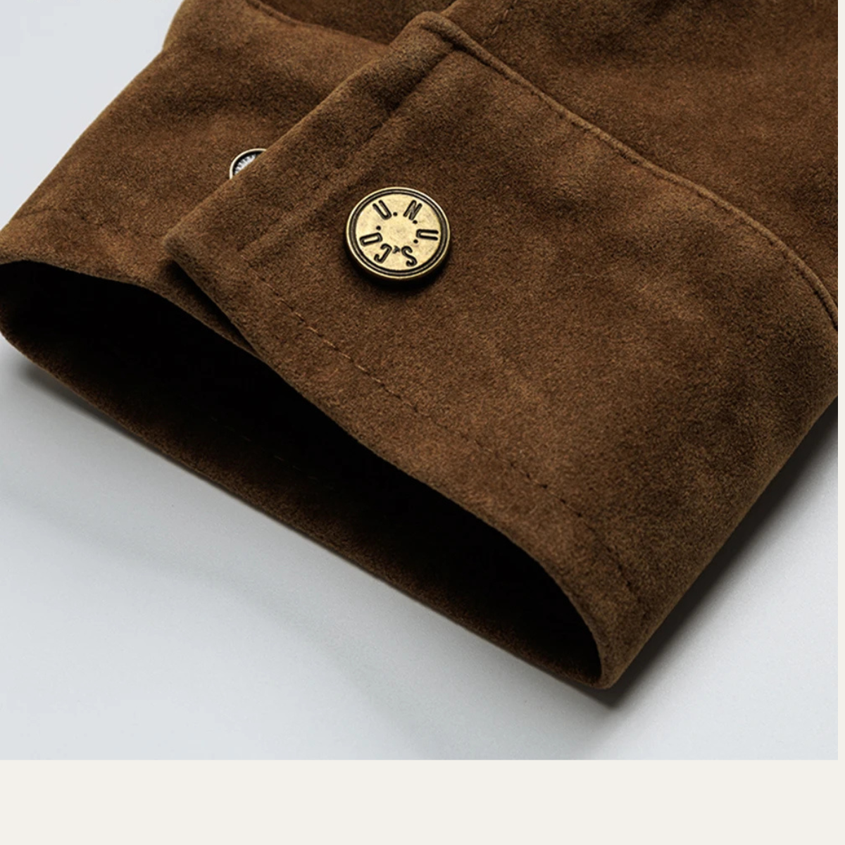 VogeLuxe | Veste bomber carrée en daim pour homme 3