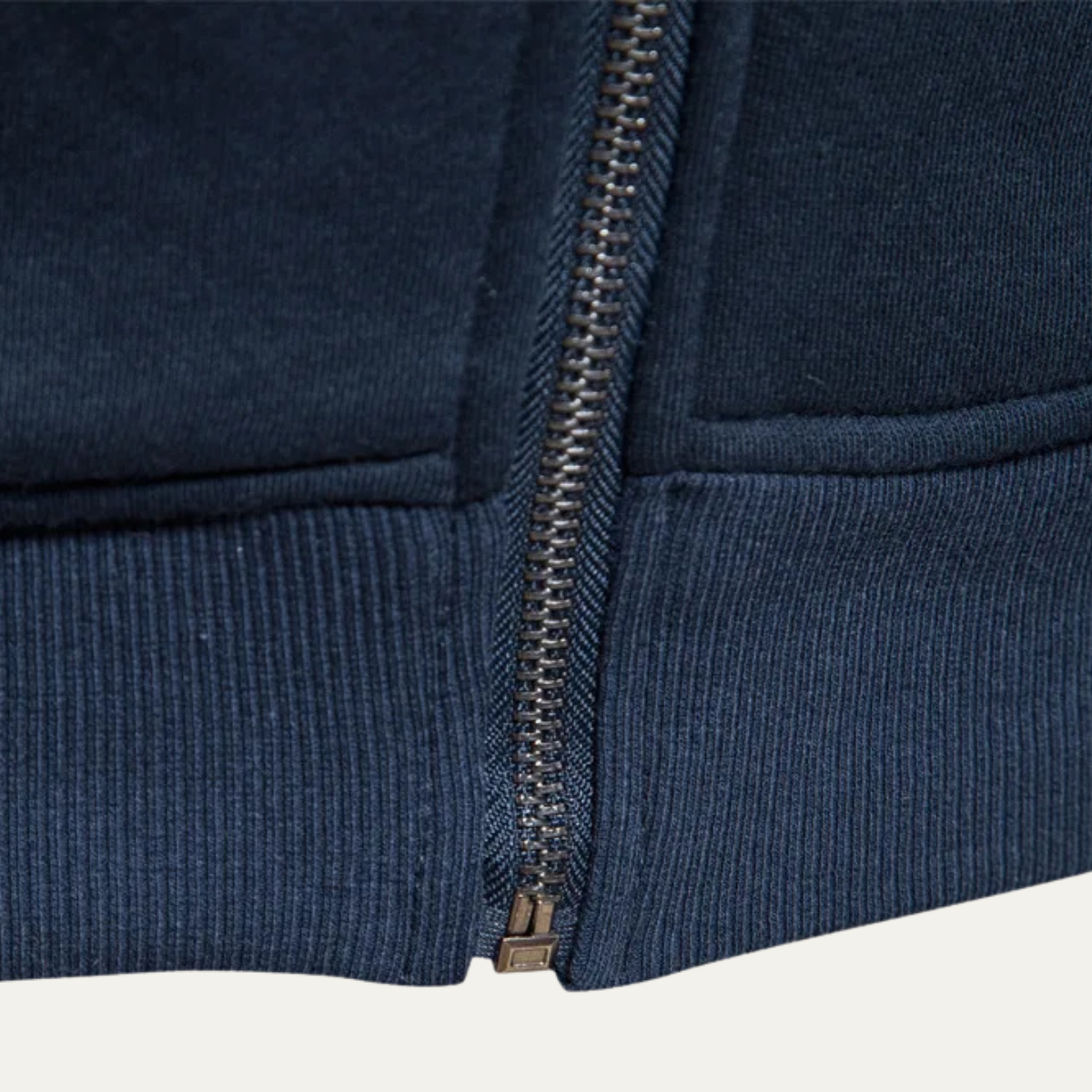 VogeLuxe | Veste zippée intégrale en tissu lisse pour homme 7