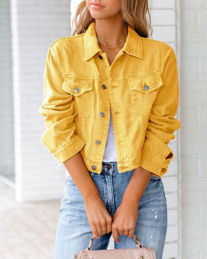 Veste denim rouge femme élégante avec boutons dorés