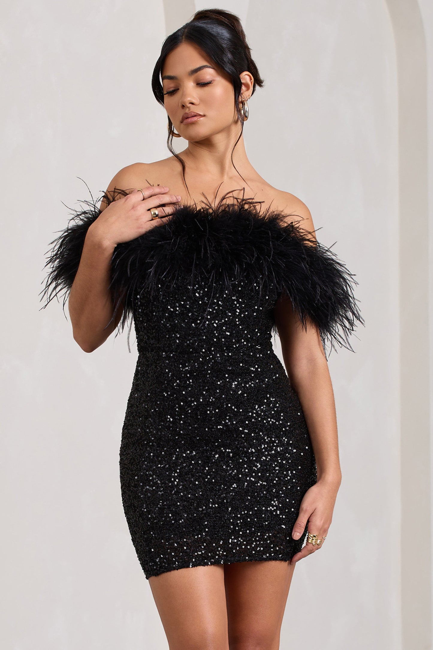 Robe Courte Pailletée Épaules Découvertes - BerlinGlamour