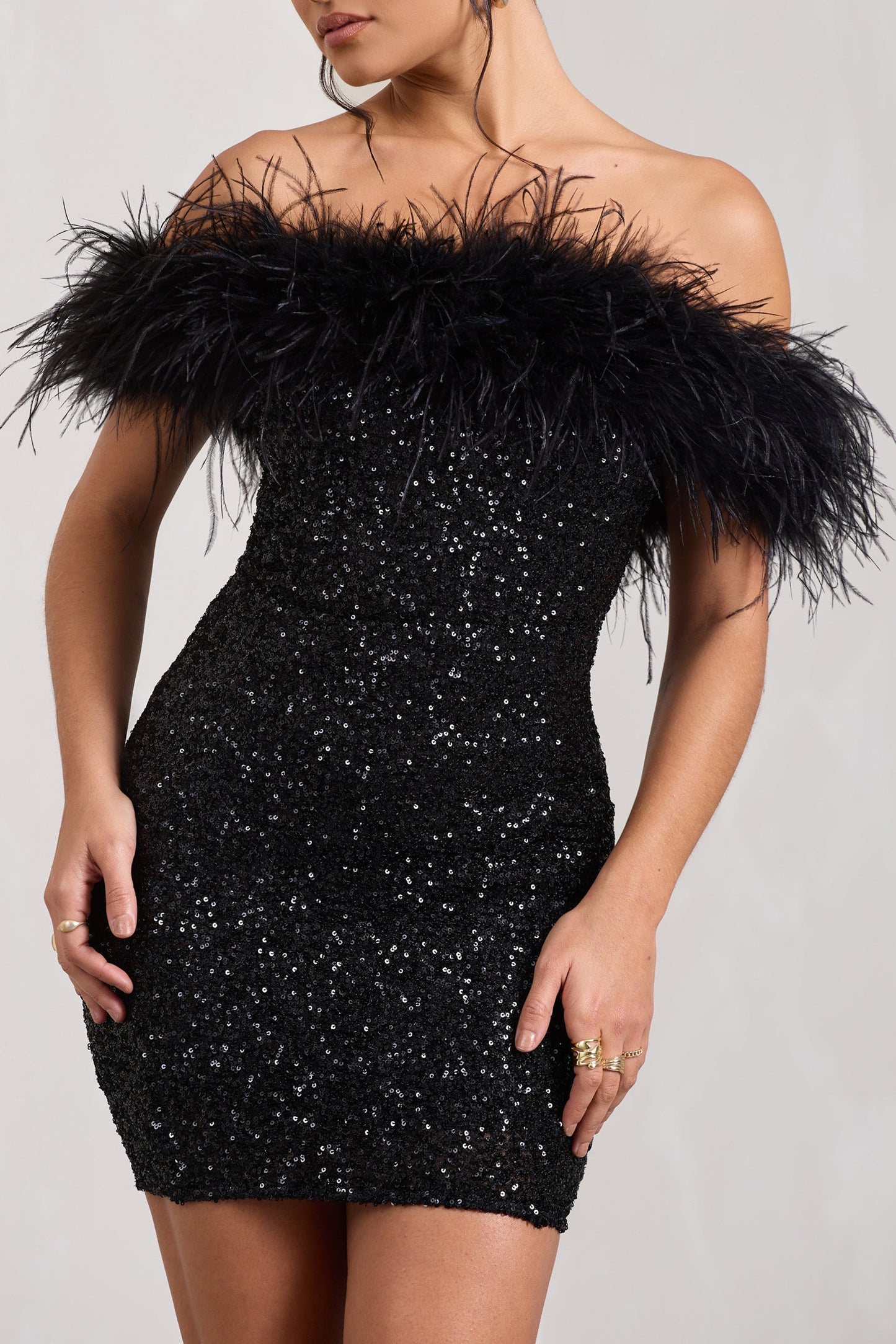 Robe Courte Pailletée Épaules Découvertes