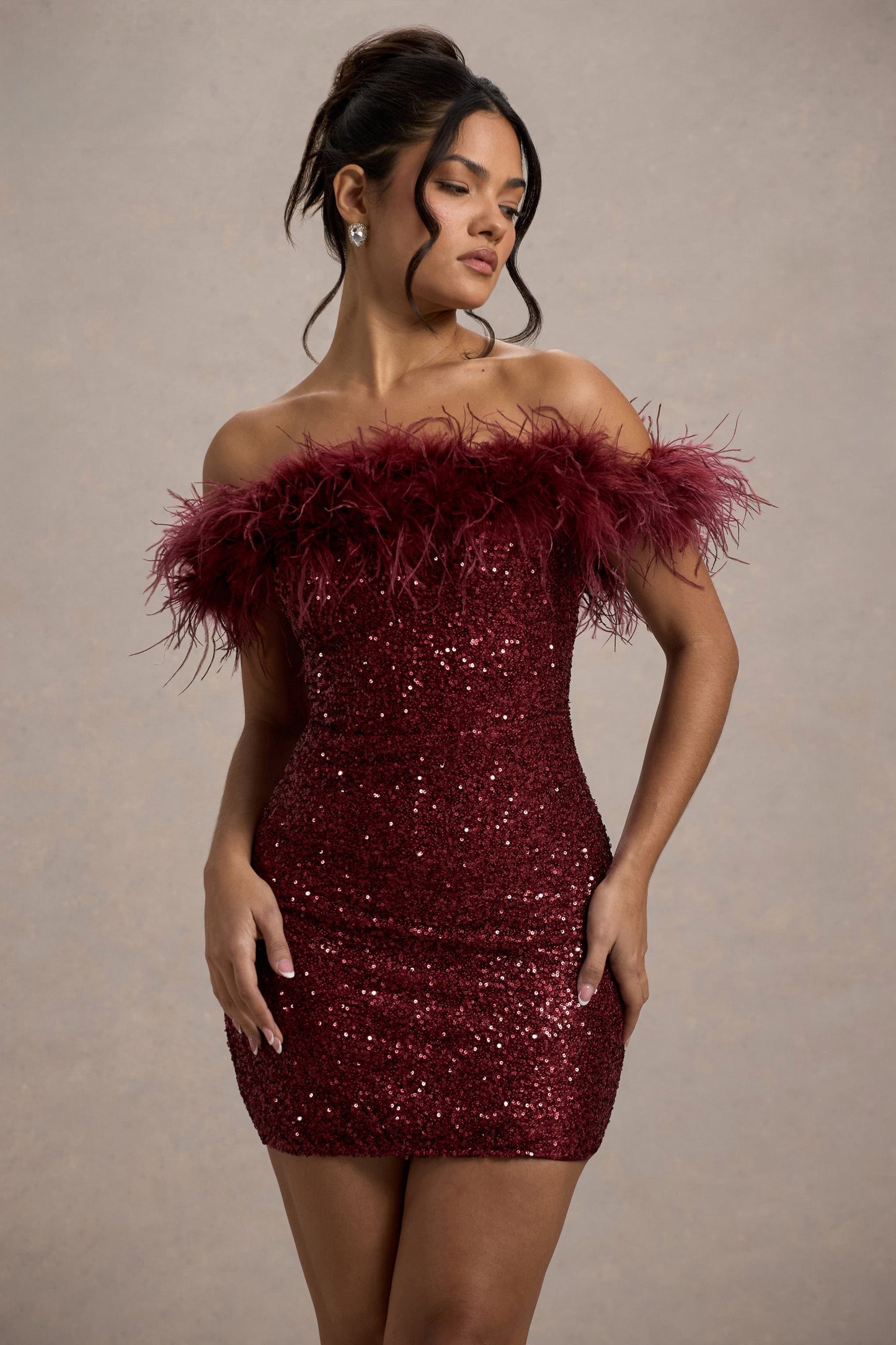 Robe Courte Pailletée Épaules Découvertes