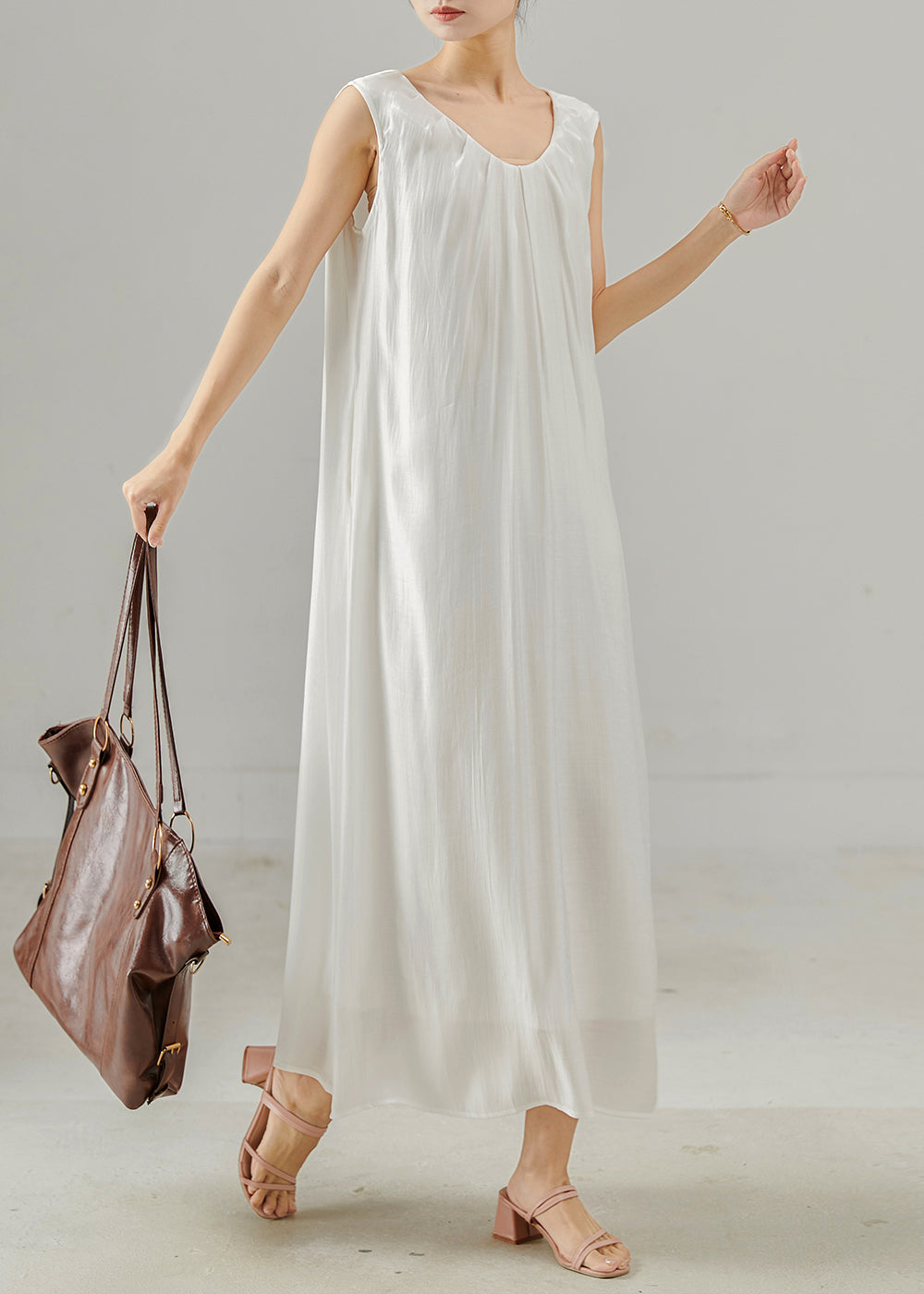 Robe de soie blanc large décontractée sans manches - EasyApparels