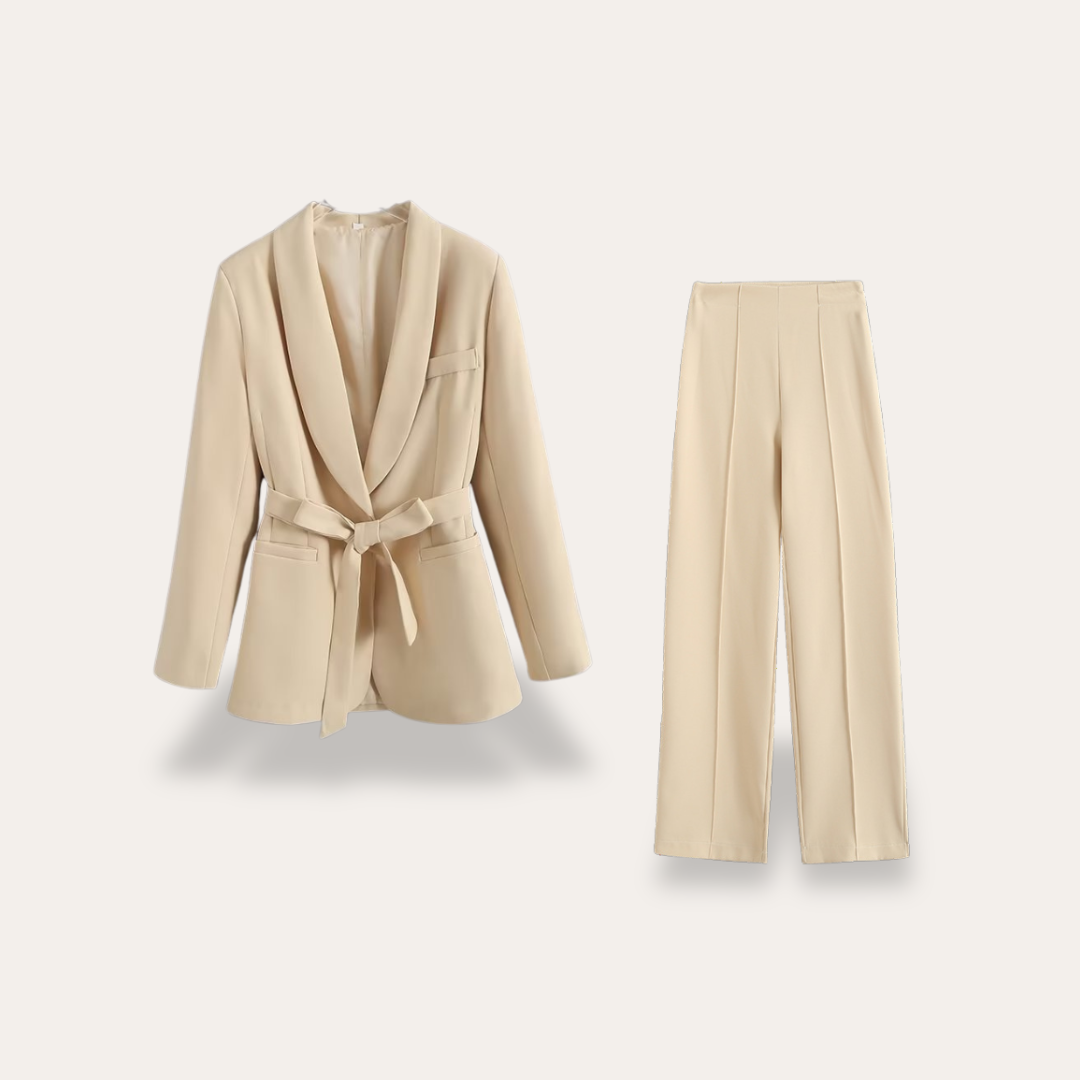 Costume femme élégant avec jupe largement ouverte et ceinture