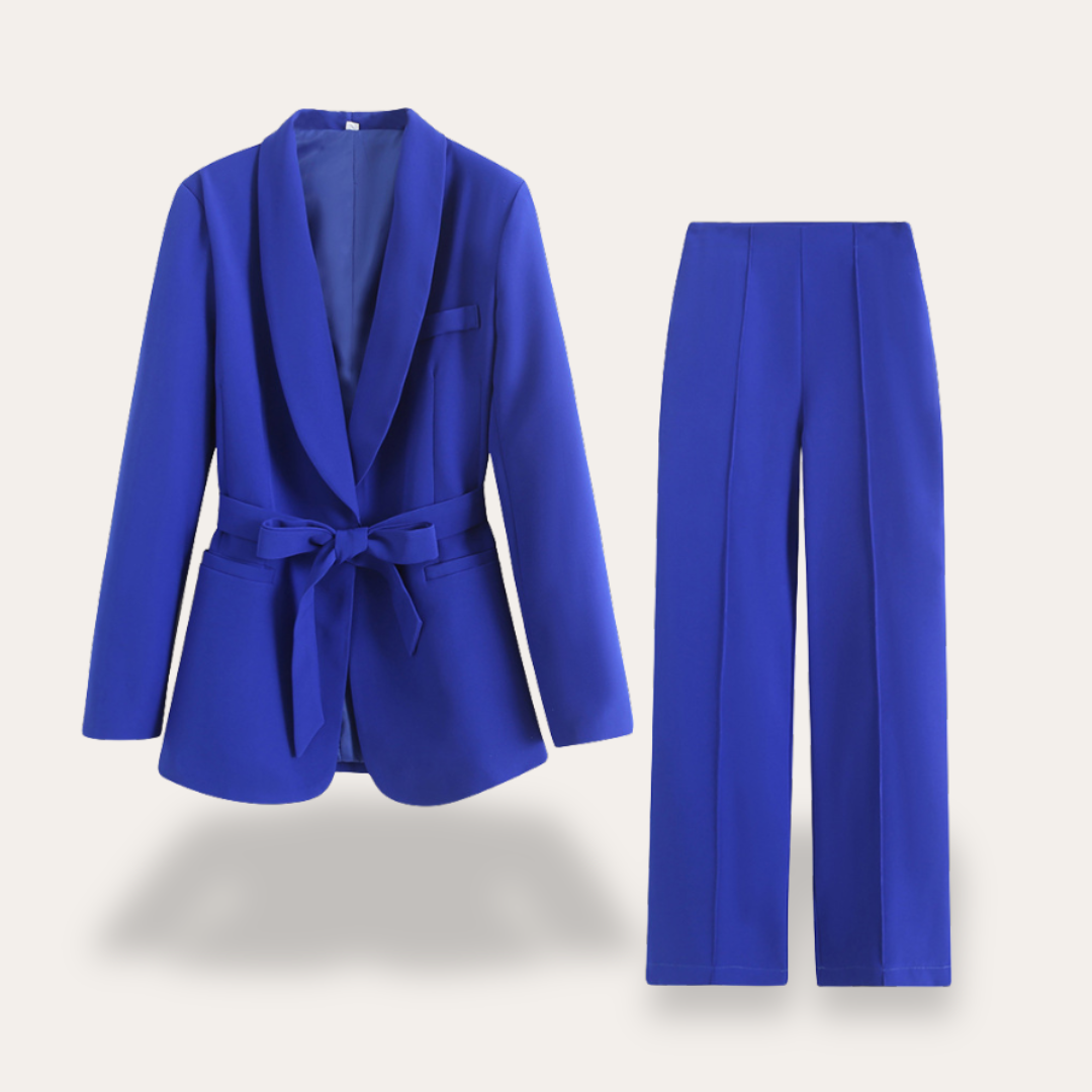 Costume femme élégant avec jupe largement ouverte et ceinture