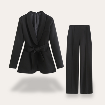 Costume femme élégant avec jupe largement ouverte et ceinture