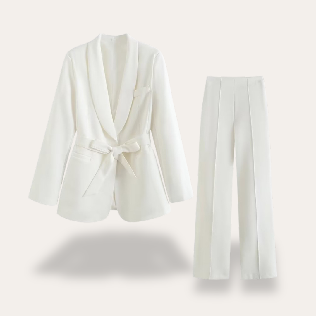 Costume femme élégant avec jupe largement ouverte et ceinture