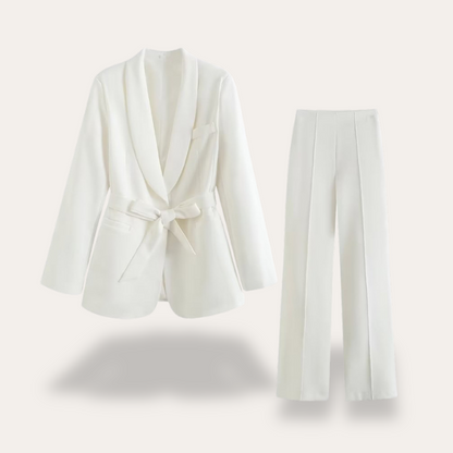 Costume femme élégant avec jupe largement ouverte et ceinture