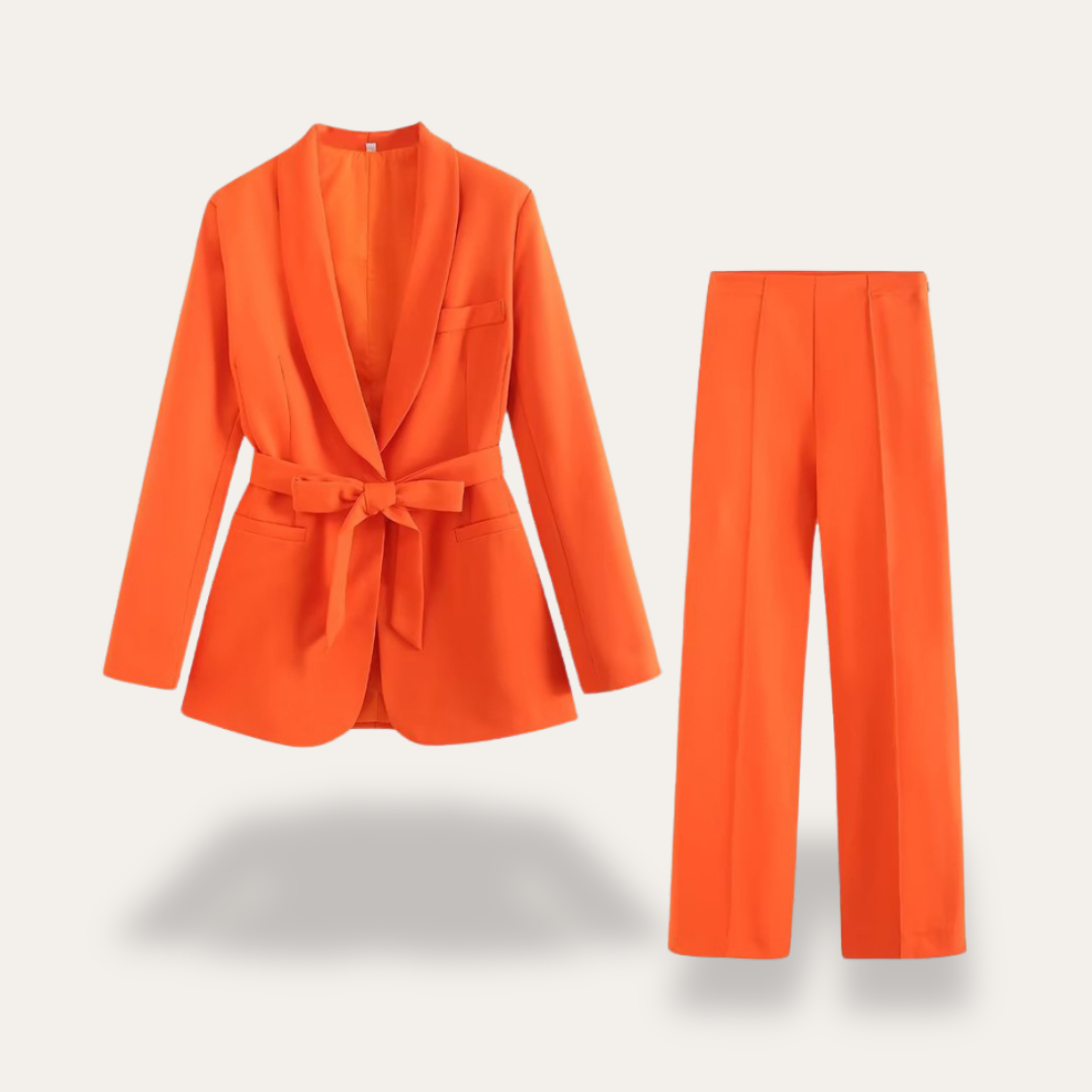 Costume femme élégant avec jupe largement ouverte et ceinture