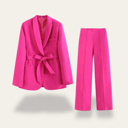 Costume femme élégant avec jupe largement ouverte et ceinture