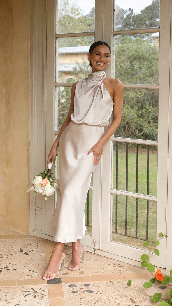 Robe Féminine Mi-Longue avec Col En V et Décolleté Plissé - BerlinGlamour