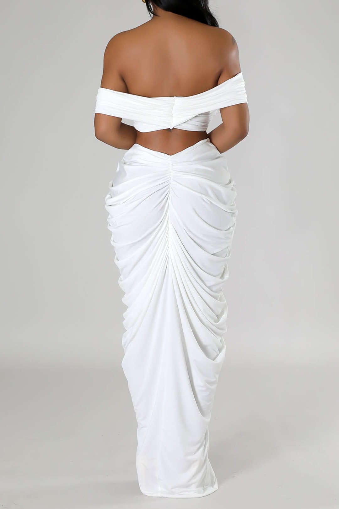 Robe Cocktail Épaules Découvertes avec Drapage Élégant