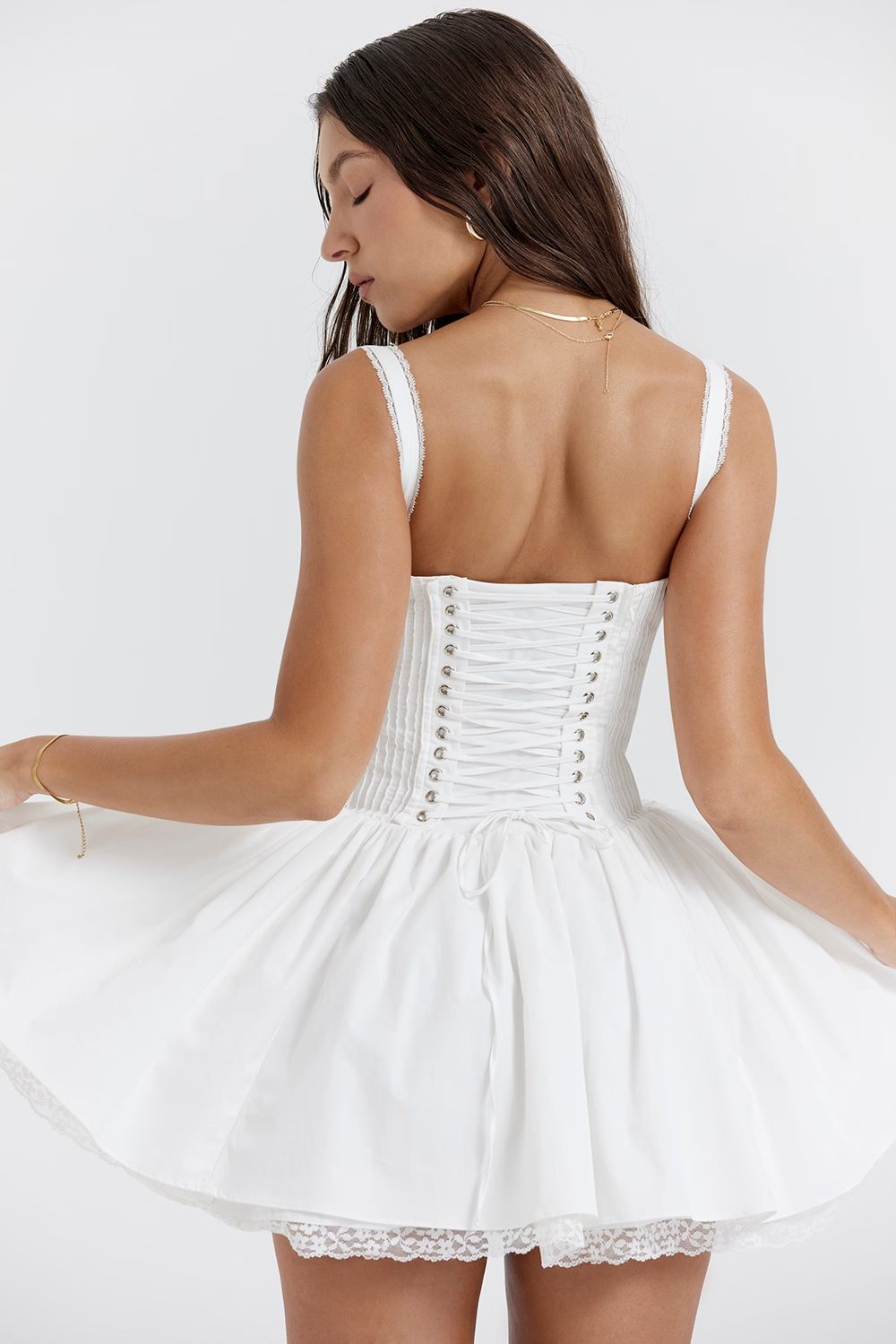 Robe corsetée féminine avec bretelles et détails volants