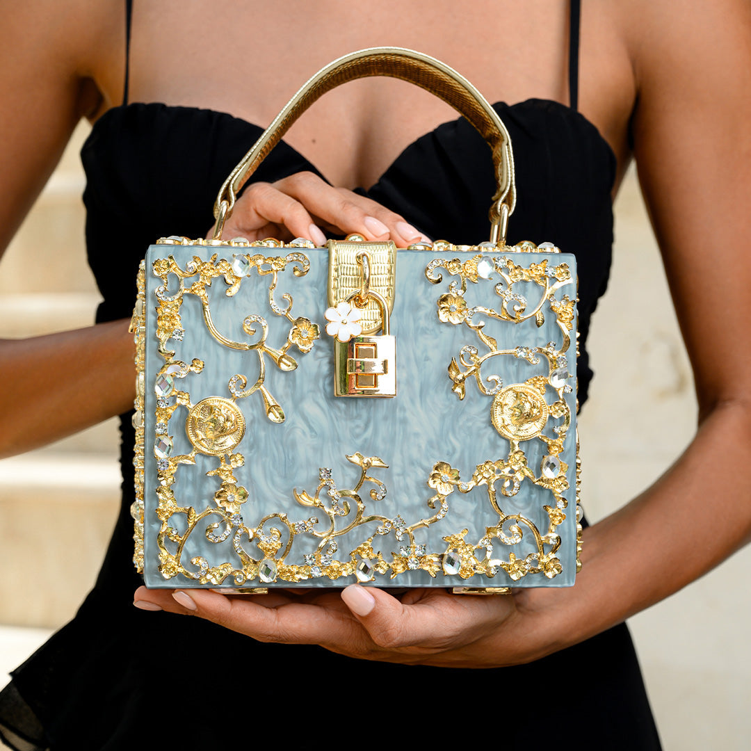 Sac de Soirée En Acrylique Bleu Ciel avec Décor Or Baroque