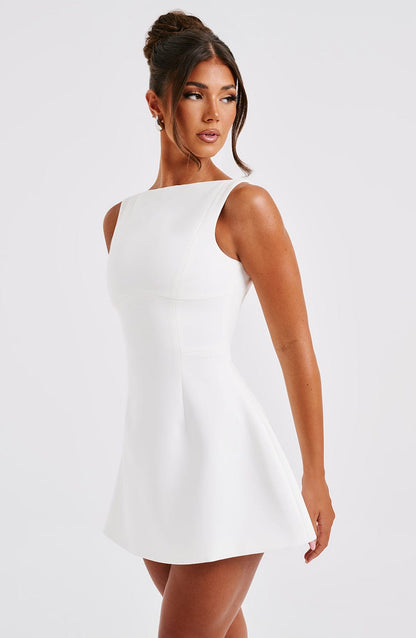 Robe Blanche Courte Élégante avec Dos Décolleté