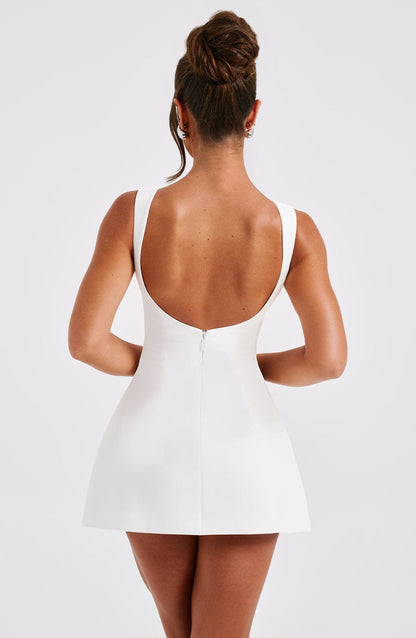 Robe Blanche Courte Élégante avec Dos Décolleté
