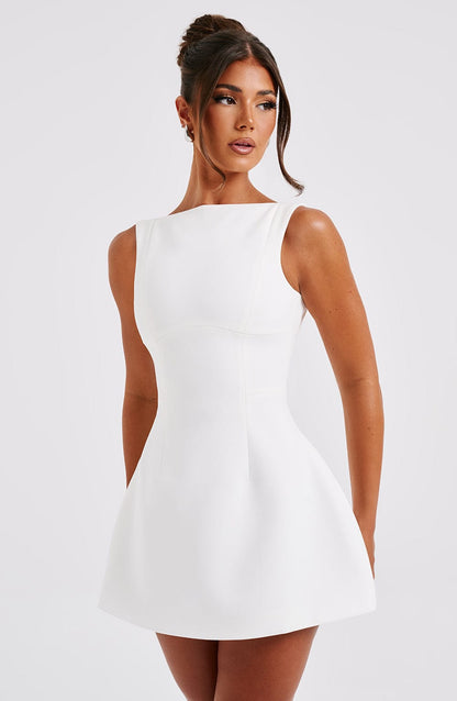 Robe Blanche Courte Élégante avec Dos Décolleté