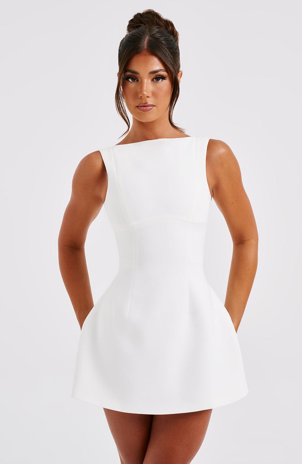 Robe Blanche Courte Élégante avec Dos Décolleté