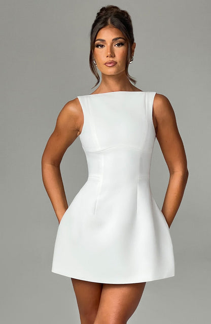 Robe Blanche Courte Élégante avec Dos Décolleté