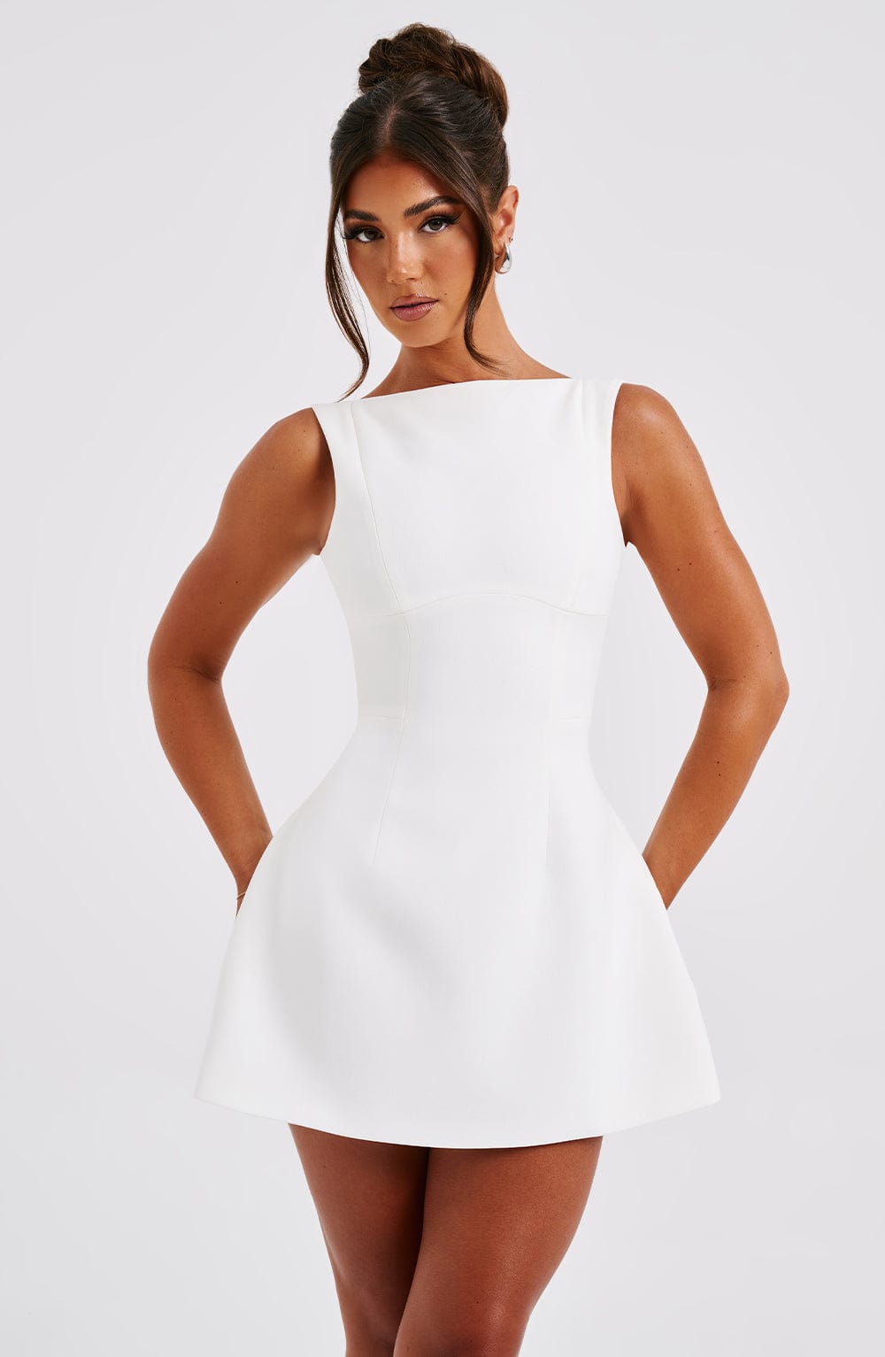 Robe Blanche Courte Élégante avec Dos Décolleté