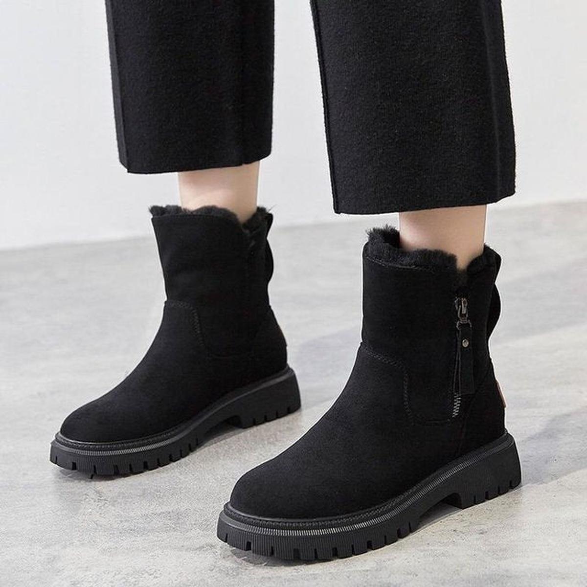 Bottes femme en daim noir doublées fourrure chaudes et élégantes - PanierRoyale