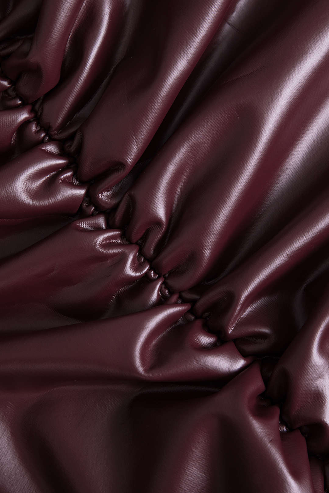 Veste en Cuir Imitation Féminine avec Taille Cintrée et Ourlet Asymétrique