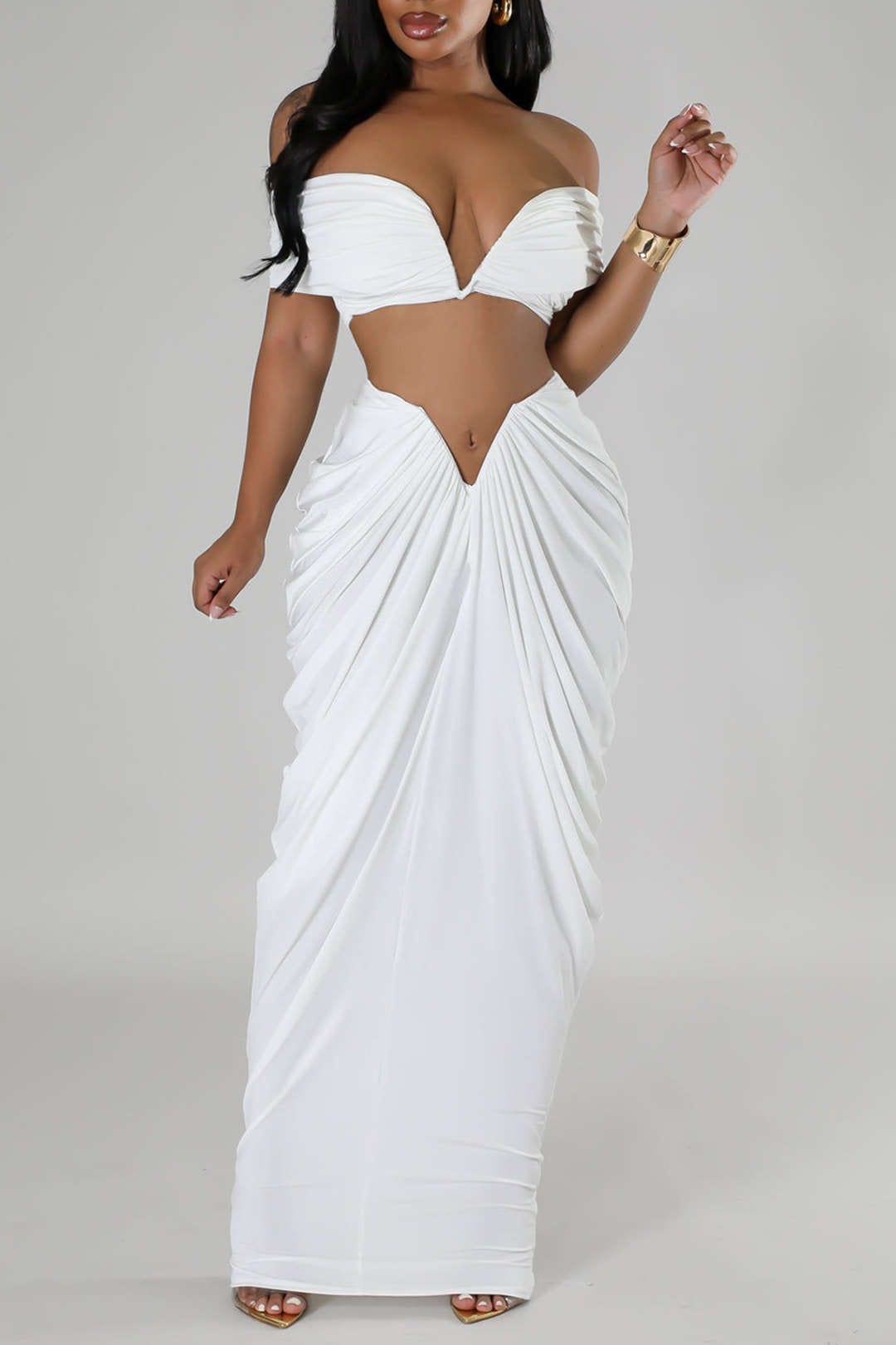 Robe Cocktail Épaules Découvertes avec Drapage Élégant