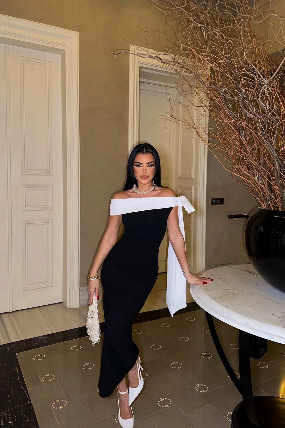 Robe Épaules Découvertes Noire avec Détail Blanc Élégant