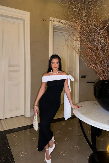 Robe Épaules Découvertes Noire avec Détail Blanc Élégant