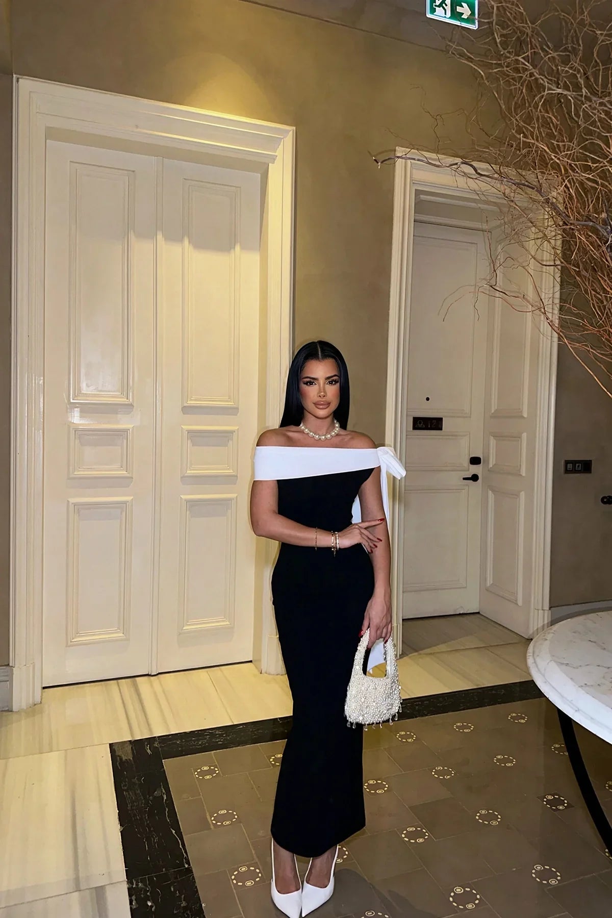 Robe Épaules Découvertes Noire avec Détail Blanc Élégant