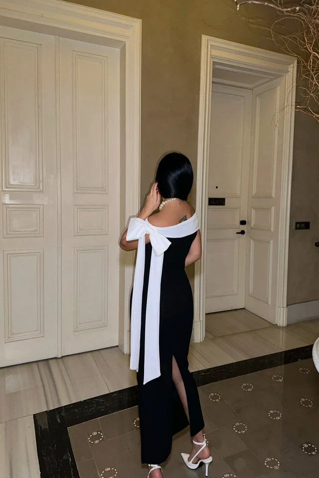 Robe Épaules Découvertes Noire avec Détail Blanc Élégant