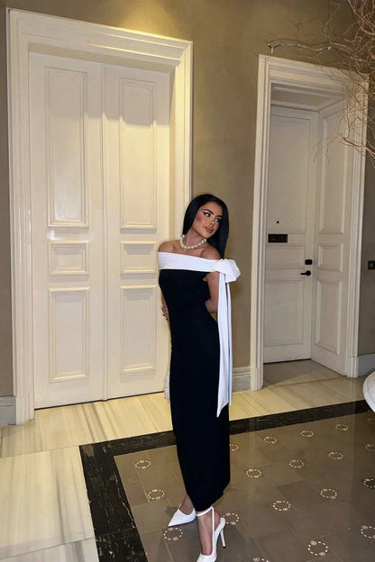 Robe Épaules Découvertes Noire avec Détail Blanc Élégant