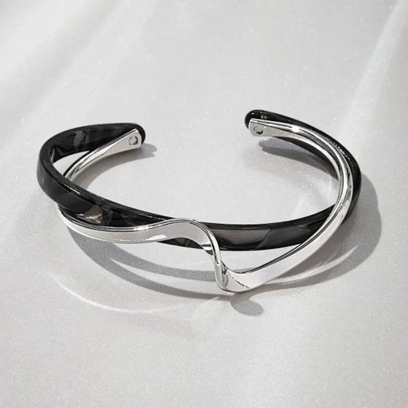 Bracelet Manchette Élégant avec Ondulations et Bords Ouvrants