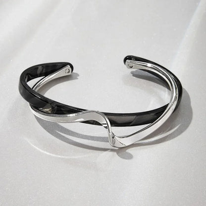 Bracelet Manchette Élégant avec Ondulations et Bords Ouvrants