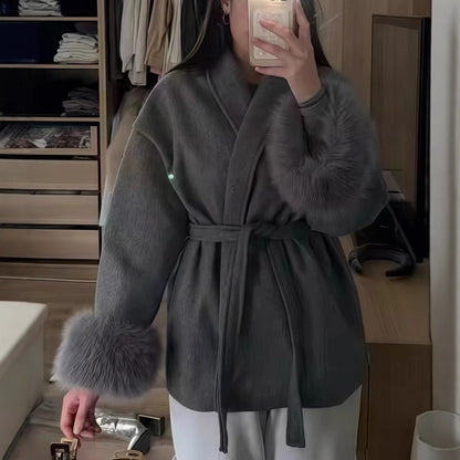 Manteau Femme Élégant à Ceinture et Manches Fourrées - BerlinGlamour