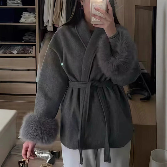 Manteau Femme Élégant à Ceinture et Manches Fourrées - BerlinGlamour