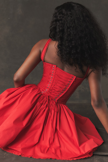 Robe corsetée féminine avec bretelles et détails volants