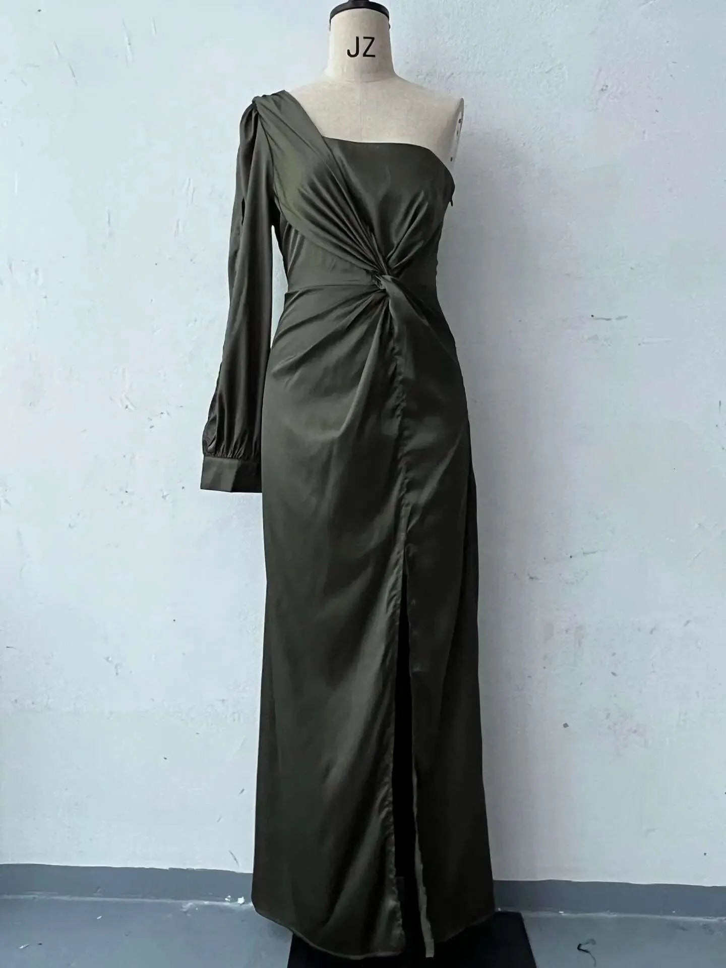Robe Longue Asymétrique Chic et Élégante