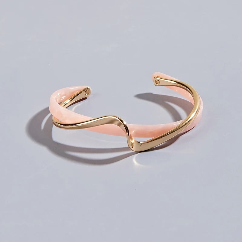 Bracelet Manchette Élégant avec Ondulations et Bords Ouvrants